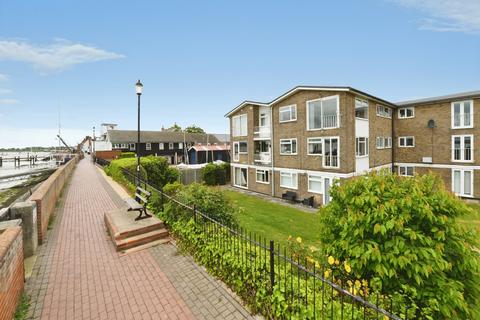 2 bed property, in Belvedere Court, £220,000