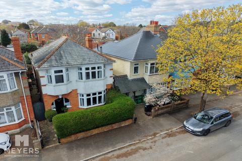 3 bed property, in Kimberley Road, £450,000