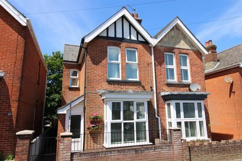 2 bed property, in Moorgreen Road, £249,950