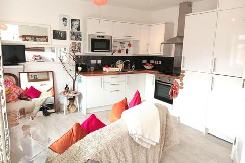 1 bed property, in Heywoods Road, £125,000