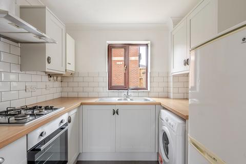 2 bed property, in Chiltern Close, £260,000