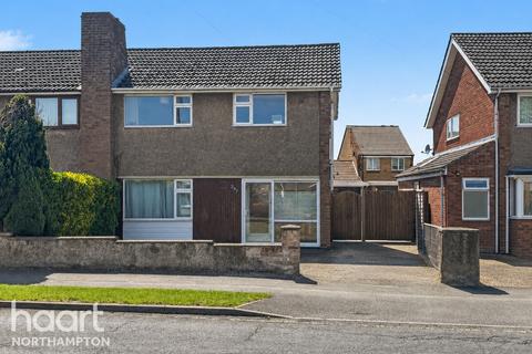 3 bed property, in Eastern Avenue North, £280,000