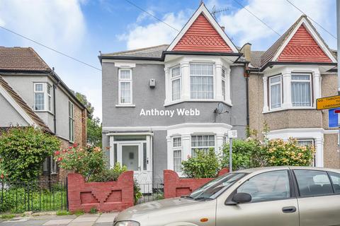 3 bed property, in Dunbar Road, £670,000