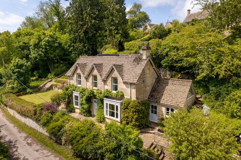 5 bed property, in Far Wells Road, £1,000,000