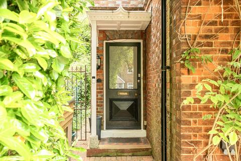 3 bed property, in Lyons Crescent, £775,000