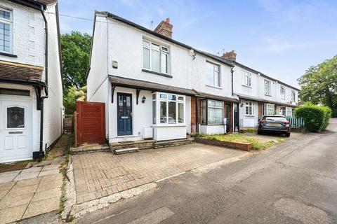 2 bed property, in Woking, £450,000