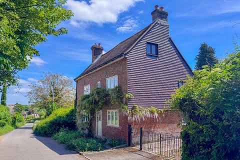 4 bed property, in Beauworth, £695,000