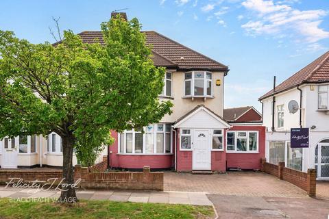 4 bed property, in Broad Walk, £725,000