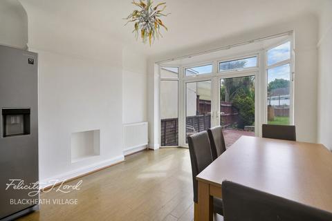 4 bed property, in Broad Walk, £725,000
