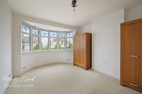 4 bed property, in Broad Walk, £725,000