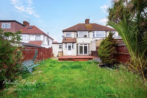 4 bed property, in Broad Walk, £700,000
