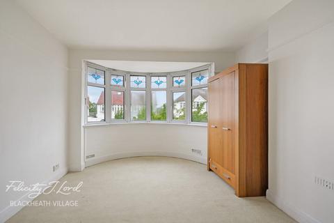 4 bed property, in Broad Walk, £700,000