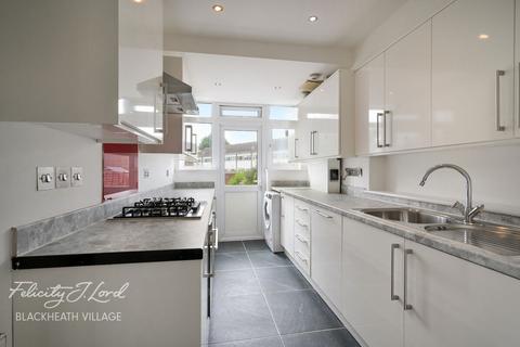 4 bed property, in Broad Walk, £700,000