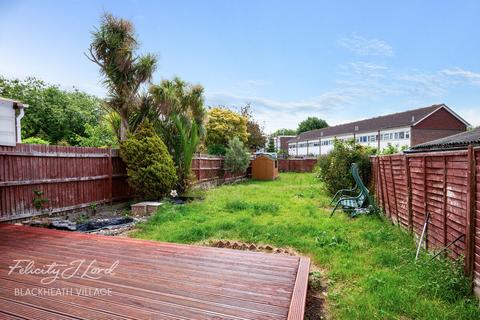 4 bed property, in Broad Walk, £700,000