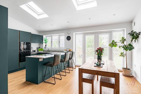4 bed property, in Gloucester Road, £835,000