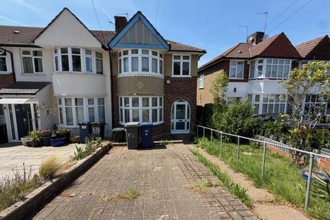 3 bed property, in Hampden Way, £575,000