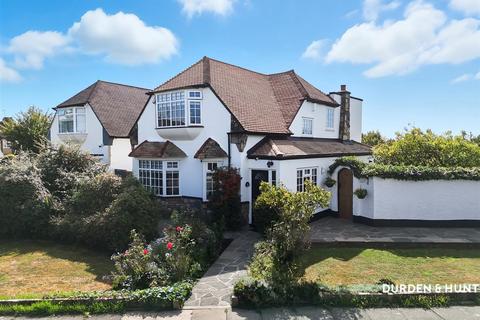 4 bed property, in Deveron Way, £800,000