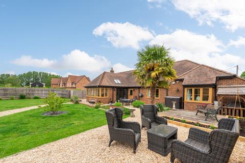 3 bed property, in Rowsham Road, £895,000