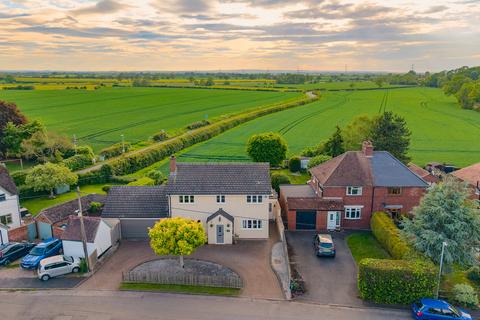 5 bed property, in Pessall Lane, £695,000