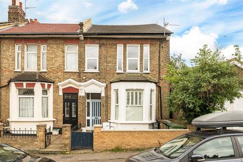 2 bed property, in Ennersdale Road, £425,000