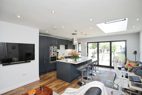 5 bed property, in Elm Tree Avenue, £400,000