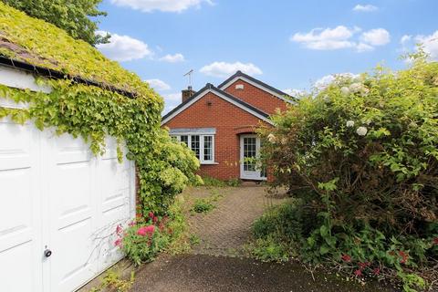 2 bed property, in Fir Tree Close, £325,000