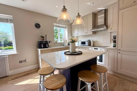 2 bed property, in Shaw, £165,000
