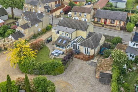 4 bed property, in Vine Cottage, £500,000