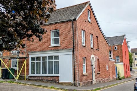 4 bed property, in East John Walk, £325,000