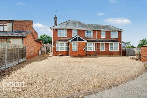 5 bed property, in Fishers Green, £850,000
