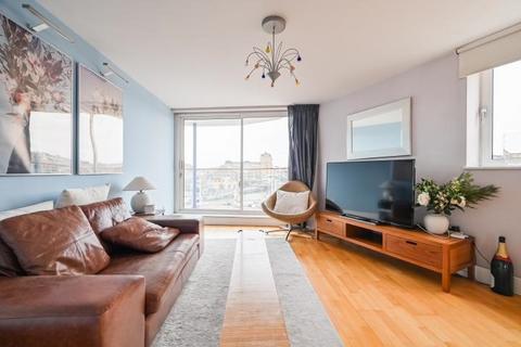 2 bed property, in Basin Approach, £575,000