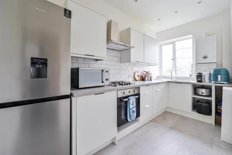 2 bed property, in Thorpe Close, £300,000