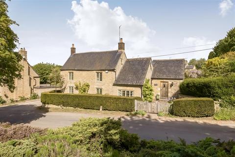 4 bed property, in Mill End, £1,250,000