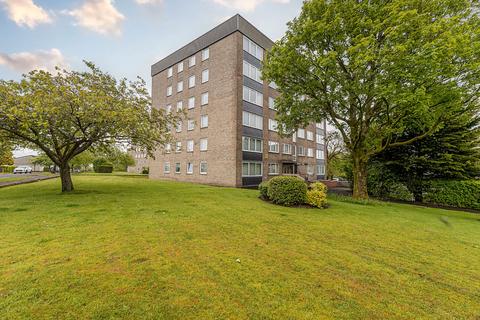 2 bed property, in Sutherland Avenue, £155,000