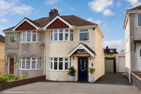 2 bed property, in Manor Road, £280,000