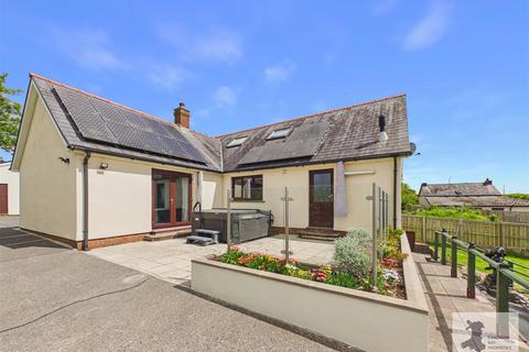 4 bed property, in Llandissilio, £460,000