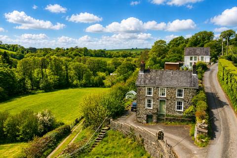 3 bed property, in Cwrtnewydd, £90,000