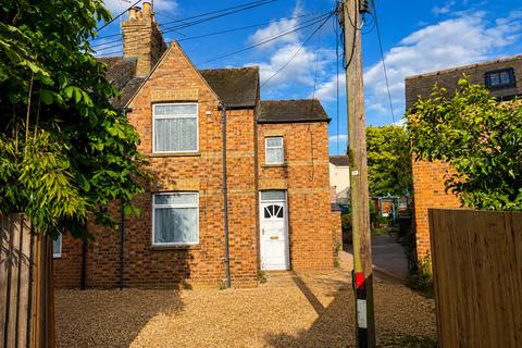 2 bed property, in Bassett Place, £240,000