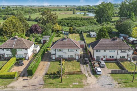 3 bed property, in Thrapston Road, £375,000