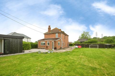 3 bed property, in Nash Road, £495,000