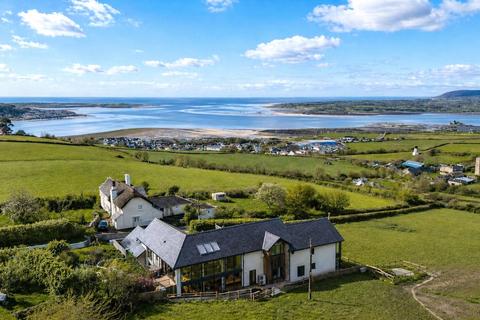 5 bed property, in Architecture & Design At Its Finest, £1,995,000