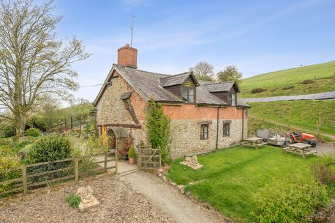 3 bed property, in Llanyre, £575,000