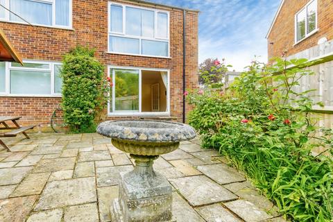 2 bed property, in Godstone Road, £290,000