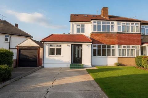 5 bed property, in Wyre Grove, £750,000