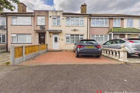 3 bed property, in Northwood Avenue, £450,000