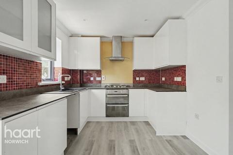 4 bed property, in Bertram Way, £400,000