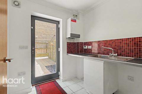 4 bed property, in Bertram Way, £400,000
