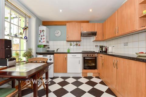 2 bed property, in East Cliff, £160,000