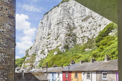 2 bed property, in East Cliff, £175,000