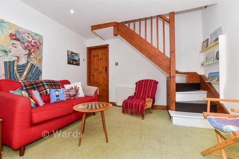 2 bed property, in East Cliff, £160,000